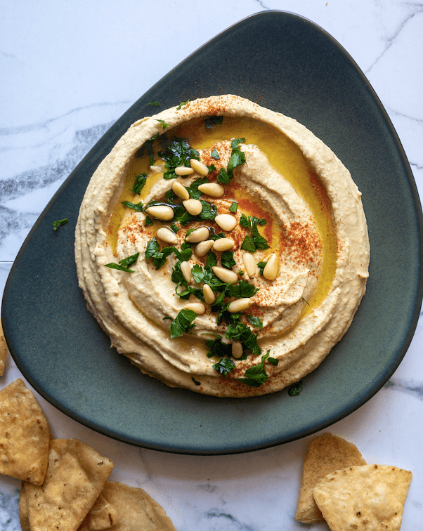 Classic hummus with chips