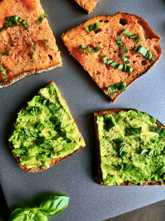 Pan con tomate & avocado toast