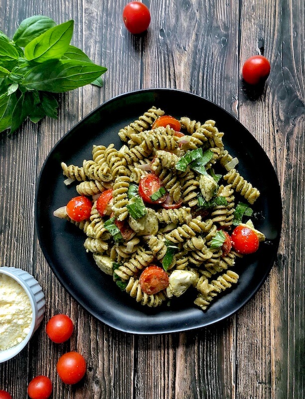 pasta with pesto, tomatoes and mozzarella