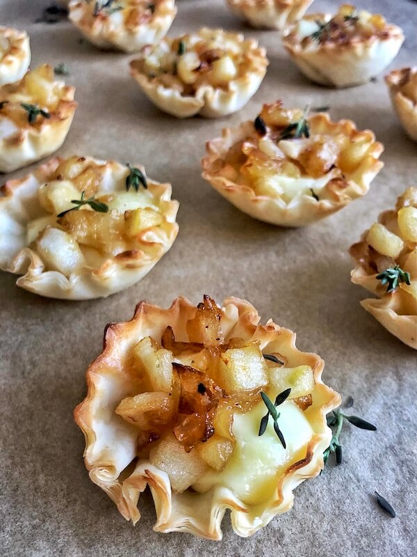 Baked Brie bites with Apples & caramelized onions
