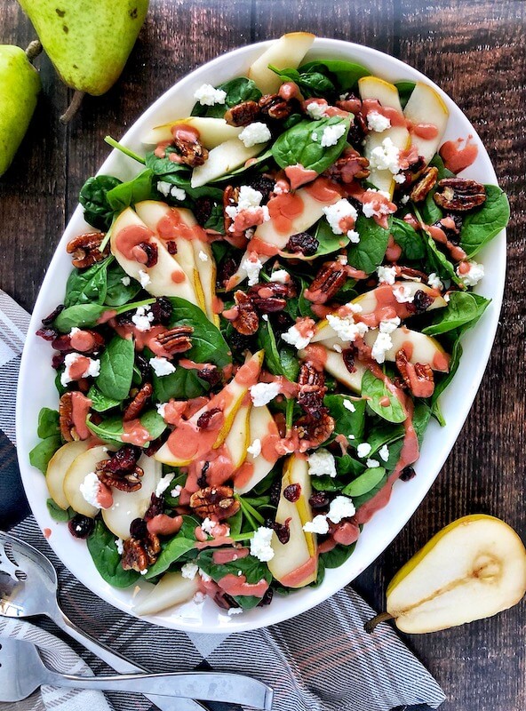 How to make a salad with pear, spinach, and goat cheese